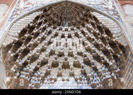 Mihrab nella moschea invernale della Madrasa Abdulaziz Khan, Bukhara, Uzbekistan. Fu costruito nel 1652-1654 Foto Stock
