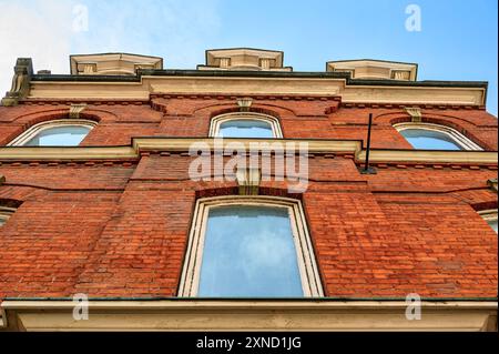 Toronto, Canada - 30 luglio 2024: Vista ad angolo basso delle finestre. Caratteristica architettonica di un edificio storico coloniale con pareti in mattoni. Il punto di riferimento locale Foto Stock