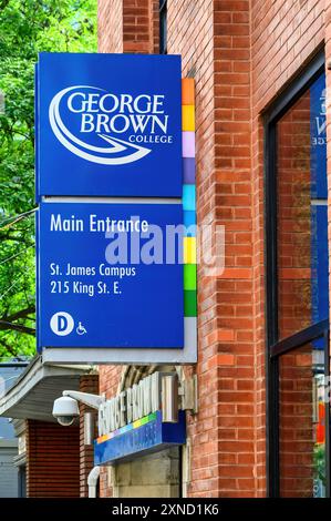 Toronto, Canada - 30 luglio 2024: Cartello d'ingresso del George Brown College. L'edificio educativo si trova in King Street East. Foto Stock