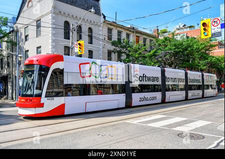 Toronto, Canada - 30 luglio 2024: Una moderna funivia Bombardier con una pubblicità di Zoho. Foto Stock