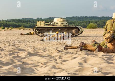 Błędów, Slesia, Polonia – 13 luglio 2024: Ricostruzione della battaglia dalla seconda guerra mondiale. Tobruk 1942. Soldati di fanteria italiani durante i bombardamenti Foto Stock