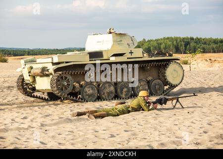 Błędów, Slesia, Polonia – 13 luglio 2024: Ricostruzione della battaglia dalla seconda guerra mondiale. Tobruk 1942. Soldati tedeschi afrika korps su un carro armato Foto Stock