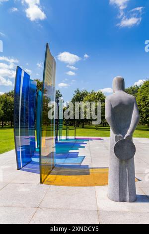 National Memorial Arboretum, sito del National Remembrance ad Alrewas, vicino a Lichfield, Staffordshire, Regno Unito a luglio - Naval Services Memorial Foto Stock