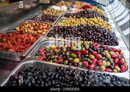 Vienna, Austria, 23 agosto 2022. Al famoso mercato Naschmarkt, le olive di vari colori sul bancone di un venditore catturano lo sguardo. Foto Stock