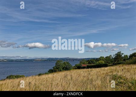 La vista sull'estuario di Tay da Balmerino sulla Fife Coast guardando a nord-est fino alla periferia di Dundee con la collina Gallows in lontananza. Foto Stock