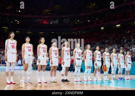 Lille, Francia. 31 luglio 2024. Le giocatrici cinesi sono viste prima della fase del gruppo femminile di basket Una partita tra Cina e Serbia ai Giochi Olimpici di Parigi 2024 a Lille, in Francia, il 31 luglio 2024. Crediti: Meng Dingbo/Xinhua/Alamy Live News Foto Stock