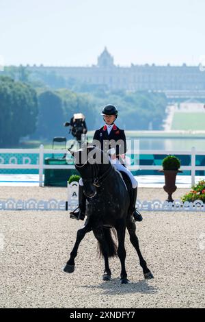 Versailles, Francia. 31 luglio 2024. Charlotte FRY in sella a GLAMOURDALE, Equestrian, Dressage Team e Individual Grand Prix durante i Giochi Olimpici di Parigi 2024 il 31 luglio 2024 all'Château de Versailles di Versailles, Francia - Photo Christophe Bricot/DPPI Media Credit: DPPI Media/Alamy Live News Foto Stock