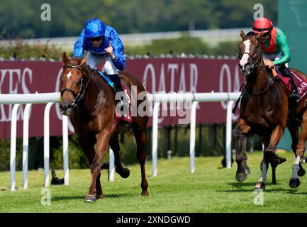 Discorso notevole guidato da William Buick che torna a casa per vincere le Qatar Sussex Stakes durante il secondo giorno del Qatar Goodwood Festival all'ippodromo Goodwood di Chichester. Data foto: Mercoledì 31 luglio 2024. Foto Stock