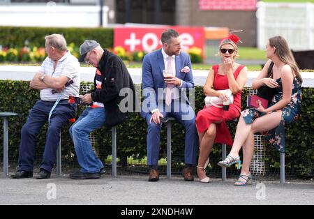 Corse automobilistiche durante il Galway Races Summer Festival all'ippodromo di Galway. Data foto: Mercoledì 31 luglio 2024. Foto Stock