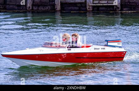 Tayport, Fife, Scozia, Regno Unito. 31 luglio 2024. Meteo nel Regno Unito: L'ultimo giorno di luglio ha visto un delizioso sole caldo, con temperature che raggiungevano i 22°C nel porto di Tayport a Fife, in Scozia. La gente del posto si sta godendo una giornata in barca lungo il fiume Tay con vedute di Broughty Ferry, Dundee sullo sfondo. Crediti: Dundee Photographics/Alamy Live News Foto Stock