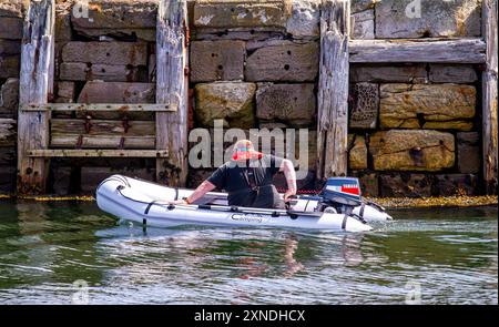 Tayport, Fife, Scozia, Regno Unito. 31 luglio 2024. Meteo nel Regno Unito: L'ultimo giorno di luglio ha visto un delizioso sole caldo, con temperature che raggiungevano i 22°C nel porto di Tayport a Fife, in Scozia. La gente del posto si sta godendo una giornata in barca lungo il fiume Tay con vedute di Broughty Ferry, Dundee sullo sfondo. Crediti: Dundee Photographics/Alamy Live News Foto Stock