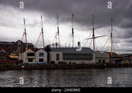 La SS Great Britain si staglia contro le nuvole di pioggia estive, Bristol Harbour, Inghilterra. Foto Stock
