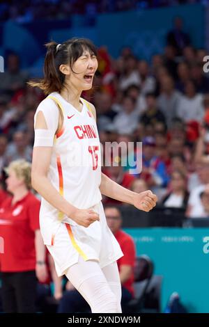 Lille, Francia. 31 luglio 2024. Han Xu della Cina reagisce durante la fase del gruppo femminile di basket A partita tra Cina e Serbia ai Giochi Olimpici di Parigi 2024 a Lille, in Francia, il 31 luglio 2024. Crediti: Meng Dingbo/Xinhua/Alamy Live News Foto Stock