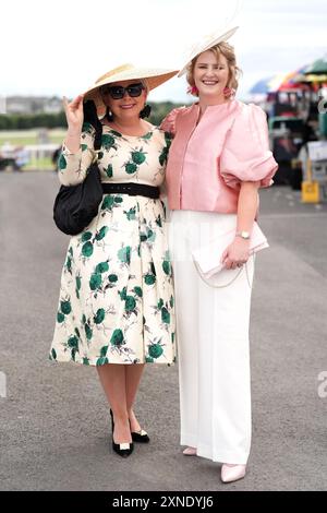 Racegoers June Burke e Pamala Burke durante il Galway Races Summer Festival presso l'ippodromo di Galway. Data foto: Mercoledì 31 luglio 2024. Foto Stock