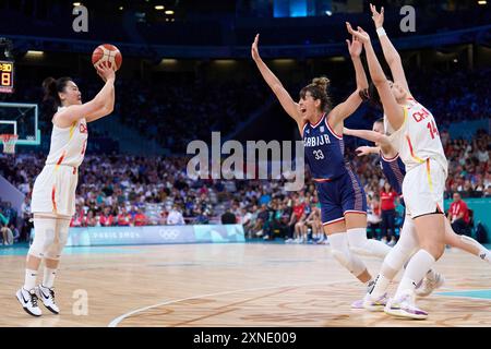 Lille, Francia. 31 luglio 2024. Wu Tongtong (L) della Cina spara durante la fase del gruppo di basket femminile Una partita tra Cina e Serbia ai Giochi Olimpici di Parigi 2024 a Lille, Francia, 31 luglio 2024. Crediti: Meng Dingbo/Xinhua/Alamy Live News Foto Stock