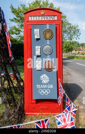 31 luglio 2024. Una cabina telefonica rossa decorata per celebrare le Olimpiadi di Parigi. Le celebrazioni dei Giochi Olimpici includono un grande modello della Torre Eiffel accanto alla tradizionale scatola telefonica rossa con un tavolo delle medaglie della squadra GB che viene aggiornato ogni giorno. Foto Stock