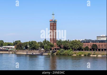 Colonia, Germania - 30. Luglio 2024: Veduta della torre della stazione televisiva RTL sulle rive del Reno a Colonia Foto Stock