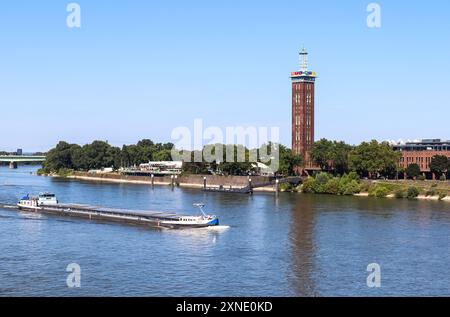 Colonia, Germania - 30. Luglio 2024: Veduta della torre della stazione televisiva RTL sulle rive del Reno a Colonia Foto Stock