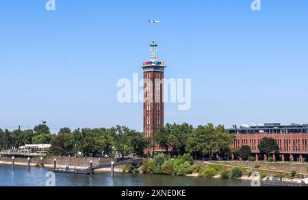 Colonia, Germania - 30. Luglio 2024: Veduta della torre della stazione televisiva RTL sulle rive del Reno a Colonia Foto Stock