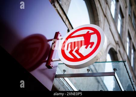 Norimberga, Germania. 30 luglio 2024. Il logo della catena di farmacie Dirk Rossmann GmbH è visibile sulla facciata di un negozio nel centro di Norimberga (Baviera) il 30.07.2024. Crediti: Matthias Balk/dpa/Alamy Live News Foto Stock