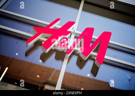 Norimberga, Germania. 30 luglio 2024. La scritta H&M può essere vista sulla facciata sopra l'ingresso di un negozio del marchio di moda nel centro di Norimberga (Baviera) il 30.07.2024. H&M (Hennes & Mauritz AB) è un'azienda di moda svedese attiva a livello internazionale e uno dei più grandi rivenditori di abbigliamento al mondo. Crediti: Matthias Balk/dpa/Alamy Live News Foto Stock