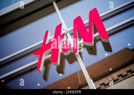 Norimberga, Germania. 30 luglio 2024. La scritta H&M può essere vista sulla facciata sopra l'ingresso di un negozio del marchio di moda nel centro di Norimberga (Baviera) il 30.07.2024. H&M (Hennes & Mauritz AB) è un'azienda di moda svedese attiva a livello internazionale e uno dei più grandi rivenditori di abbigliamento al mondo. Crediti: Matthias Balk/dpa/Alamy Live News Foto Stock