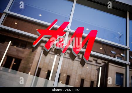 Norimberga, Germania. 30 luglio 2024. La scritta H&M può essere vista sulla facciata sopra l'ingresso di un negozio del marchio di moda nel centro di Norimberga (Baviera) il 30.07.2024. H&M (Hennes & Mauritz AB) è un'azienda di moda svedese attiva a livello internazionale e uno dei più grandi rivenditori di abbigliamento al mondo. Crediti: Matthias Balk/dpa/Alamy Live News Foto Stock