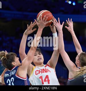 Lille, Francia. 31 luglio 2024. Li Yueru (C) della Cina gareggia nella fase A del gruppo femminile di basket A match tra Cina e Serbia ai Giochi Olimpici di Parigi 2024 a Lille, Francia, 31 luglio 2024. Crediti: Meng Dingbo/Xinhua/Alamy Live News Foto Stock