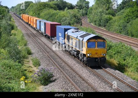 Il diesel-Electric Class 66 66719 Metro-Land conduce i banchi di Southampton alle 00:36 al servizio intermodale di Doncaster a North Stafford Junction il 26 luglio 2024 Foto Stock