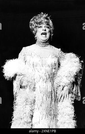 George Hearn (Zaza) in LA CAGE AUX FOLLES al London Palladium, Londra W1 07/05/1986 musica: Jerry Herman libro: Harvey Fierstein basato sulla commedia di Jean Poiret scenografia: David Mitchell costumi: Theoni V Aldredge illuminazione: Jules Fisher coreografia: Scott Salmon regista: Arthur Laurents Foto Stock