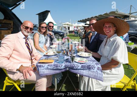 Gli appassionati di corse A USO EDITORIALE hanno un picnic il secondo giorno del Qatar Goodwood Festival 2024 all'ippodromo Goodwood di Chichester. Data foto: Mercoledì 31 luglio 2024. Foto Stock