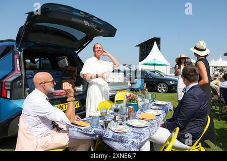 Gli appassionati di corse A USO EDITORIALE hanno un picnic il secondo giorno del Qatar Goodwood Festival 2024 all'ippodromo Goodwood di Chichester. Data foto: Mercoledì 31 luglio 2024. Foto Stock