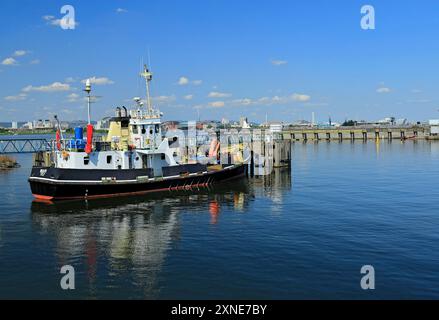 MV Mair rimorchiatore ormeggiato nella baia di Cardiff, Cardiff, Galles del Sud. Foto Stock