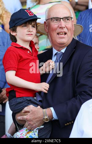 EDITORIALE USE ONLY Racegoers in tribuna il secondo giorno del Qatar Goodwood Festival 2024 al Goodwood Racecourse, Chichester. Data foto: Mercoledì 31 luglio 2024. Foto Stock