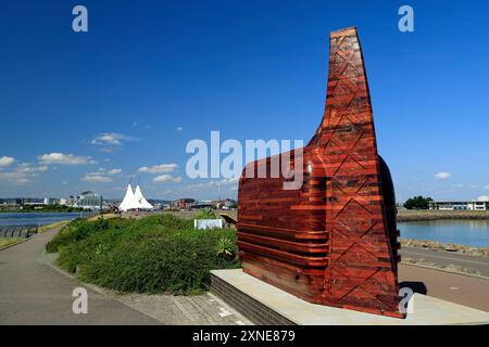 La scultura radio Flat Holm, progettata dall'artista Glenn Davidson. Celebrazione della prima trasmissione radio wireless in mare aperto di Guglielmo Marcon. Foto Stock