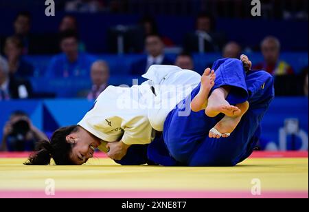 Parigi, Francia. 31 luglio 2024. La judoka belga Gabriella Willems e la olandese Ellen van Dijk combattono durante un incontro di judo tra il belga Willems e l'olandese Van Dijke nella lotta per la medaglia di bronzo nella categoria 70 kg della competizione di judo femminile ai Giochi olimpici di Parigi del 2024, mercoledì 31 luglio 2024 a Parigi, Francia. I Giochi della XXXIII Olimpiade si svolgono a Parigi dal 26 luglio all'11 agosto. La delegazione belga conta 165 atleti in 21 sport. BELGA FOTO DIRK WAEM credito: Belga News Agency/Alamy Live News Foto Stock