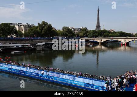 PARIGI, FRANCIA. 31 luglio 2024. I concorrenti si tuffano nella tappa di nuoto del triathlon individuale maschile il quinto giorno dei Giochi Olimpici di Parigi 2024 a Pont Alexandre III, Parigi, Francia. Crediti: Craig Mercer/Alamy Live News Foto Stock