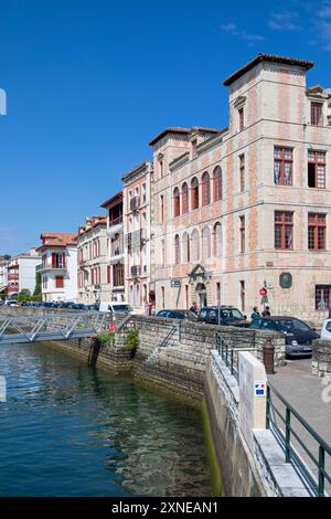 Francia, regione Nouvelle-Aquitania, Saint-Jean-de-Luz, Maison de l'Infante e architettura tradizionale sul Quayside Foto Stock