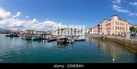 Francia, regione Nouvelle-Aquitania, Saint-Jean-de-Luz, Quayside 'Quai de l'Infante' con Maison de l'Infante (ora Galleria d'Arte) Foto Stock