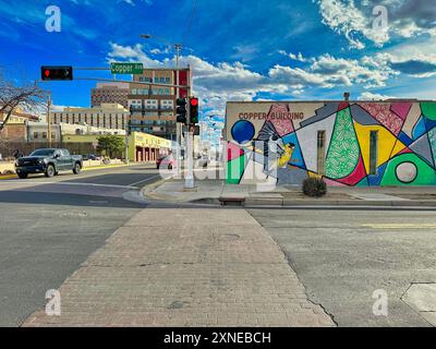 ALBUQUERQUE, NEW MEXICO, STATI UNITI D'AMERICA - 8 MARZO 2023. Colore rosso del semaforo su Copper avenue. Strade ed edifici moderni Foto Stock