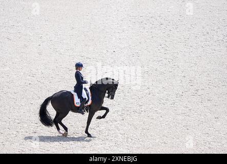 Versailles, Francia. 31 luglio 2024. Emmelie Scholtens dei Paesi Bassi con cavallo Indian Rock gareggia durante il Gran premio di dressage giorno 2 di equestre ai Giochi Olimpici di Parigi 2024 a Versailles, Francia, 31 luglio 2024. Crediti: Yang lei/Xinhua/Alamy Live News Foto Stock