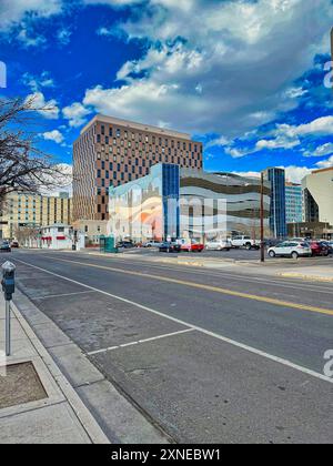 ALBUQUERQUE, NEW MEXICO, STATI UNITI D'AMERICA - 8 MARZO 2023. Vista del centro di Albuquerque e dell'aeroporto internazionale conosciuto anche come Sunport Foto Stock