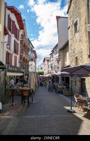 Francia, regione Nouvelle-Aquitaine, Saint-Jean-de-Luz, ristoranti tradizionali e caffetterie in Rue de la Republique con cene al fresco Foto Stock