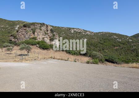 Parcheggio vuoto nel paesaggio sardo Foto Stock