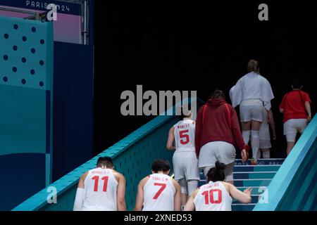 Lille, Francia. 31 luglio 2024. Le giocatrici della Cina lasciano il gruppo dopo la fase femminile di basket A gironi Una partita tra Cina e Serbia ai Giochi Olimpici di Parigi 2024 a Lille, Francia, 31 luglio 2024. Crediti: Meng Dingbo/Xinhua/Alamy Live News Foto Stock