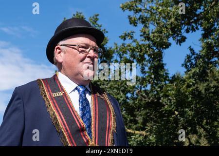 Ballyclare, Irlanda del Nord - 27 agosto 2022: Membro della Royal Black Institution in regalia (collarette nera) e cappello da bowler in parata. Foto Stock