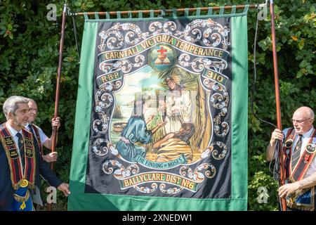 Ballyclare, Irlanda del Nord - 27 agosto 2022: Royal Black Preceptory striscione religioso raffigurante la scena biblica, il ritrovamento di Mosè. Foto Stock