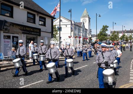 Ballyclare, Irlanda del Nord - 27 agosto 2022: La banda di flauto dei compagni sfilano attraverso il centro della città con la Royal Black Institution. Foto Stock