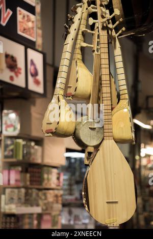 Impostare turco di strumento musicale saz in un bazar Foto Stock