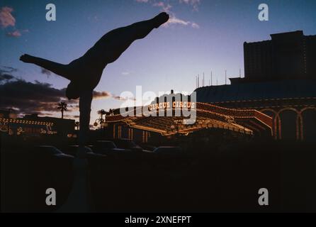 Las Vegas, 1998: La più nota delle cinque statue molto fotografate al Circus Circus sulla Las Vegas Strip, un acrobata in equilibrio con un dito, è un autoritratto dell'artista Montyne. Le statue, commissionate e erette in tempo per l'apertura nel 1968, furono rimosse nel 2006 e sepolte in una discarica a nord di Las Vegas. Foto Stock